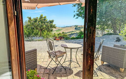 Roseto degli Abruzzi 620: Møbel, Udendørs Møbler, Stol, Udendørs Bord, Have, Blomsterkrukke, Skygge, Landscaping, Gård, Køkken & Spisebord