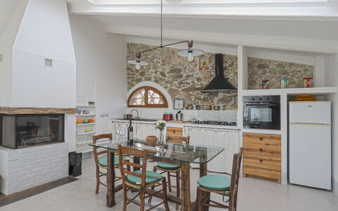 Ambra 651: Møbel, Countertop, Ejendom, Cabinetry, Bord, Træ, Indretning, Køkken, Stue, Stol