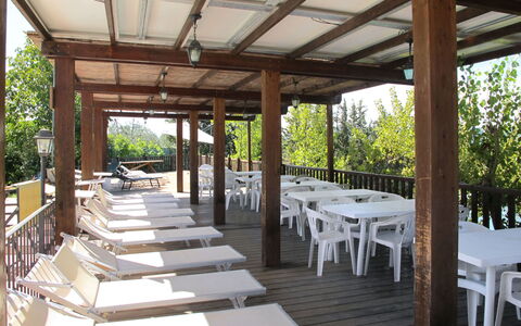 Certaldo 653: Ejendom, Bygning, Ejendom, Hus, Værelse, Pavilion, Veranda, Hjem, Restaurant, Bord