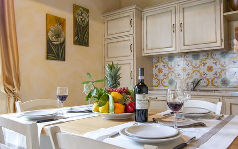 L' Ulivo: Ejendom, Møbel, Bordservice, Cabinetry, Plante, Countertop, Køkken, Tallerkner, Bygning, Indretning