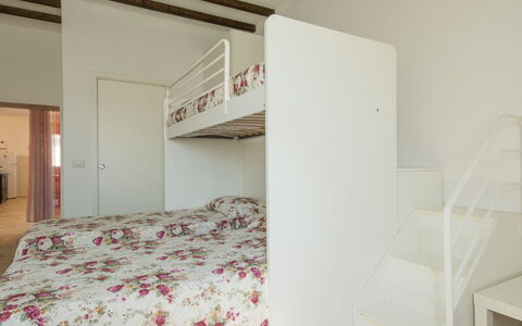 Pomarance 648: Soveværelse, Seng, Værelse, Ejendom, Møbel, Sengetøj, Væg, Bed Frame, Indretning, Hus