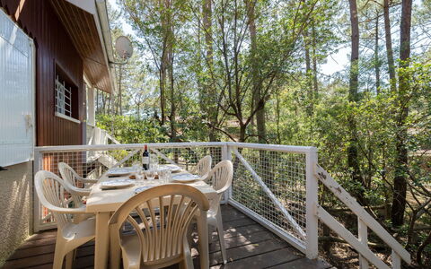 Lacanau 680: Bord, Træ, Træ, Stol, Udendørs Møbler, Plante, Fritid, Udendørs Bord, Himmel, Sommerhus