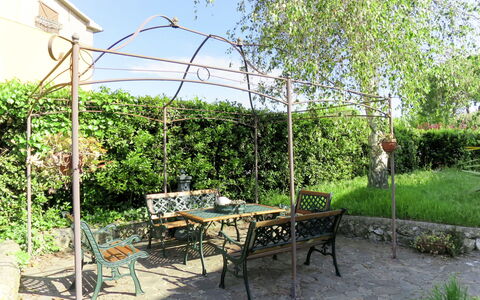 Amalasunta: Ejendom, Gård, Backyard, Have, Ejendom, Træ, Botanik, Gårdhave, Hus, Arkitektur