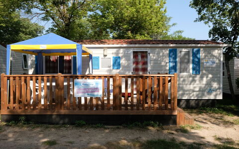 Camping Thurium: Himmel, Ejendom, Vindue, Plante, Bygning, Træ, Træ, Skygge, Sommerhus, Sidespor