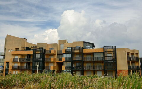 Horizon Marin: Sky, Himmel, Bygning, Vindue, Højhus, Plante, Land Lot, Urban Design, Ejerlejlighed, Boligområde