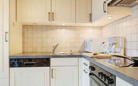 Les Crosets 606: Brun, Køkkenvask, Cabinetry, Håndvask, Ejendom, Countertop, Tap, Bygning, Køkken, Komfur