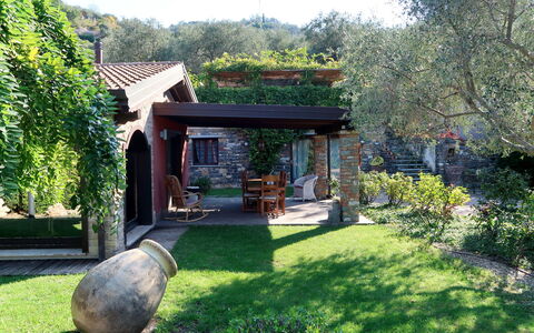 Villa Monterosso (Imp420): Plante, Himmel, Bygning, Træ, Skygge, Græs, Naturlige Landskab, Hus, Busk, Fritid