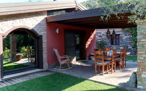 Villa Monterosso (Imp420): Plante, Ejendom, Møbel, Bygning, Himmel, Skygge, Træ, Stol, Træ, Udendørs Møbler