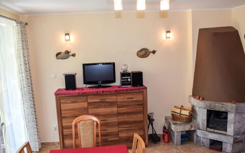 Kopalino 13: Møbel, Ejendom, Bord, Cabinetry, Komfort, Træ, Bygning, Skuffe, Stol, Television