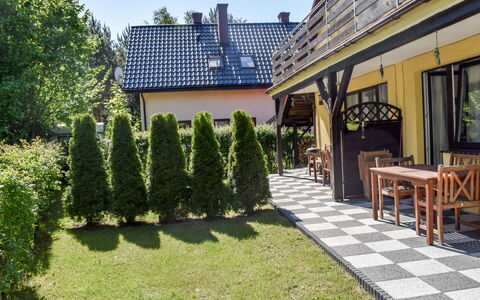 Kopalino 13: Plante, Ejendom, Vindue, Himmel, Bygning, Vejbelægning, Græs, Bord, Træ, Evergreen