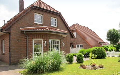 Christa (Hok110): Plante, Himmel, Bygning, Ejendom, Vindue, Sky, Hus, Land Lot, Træ, Sommerhus