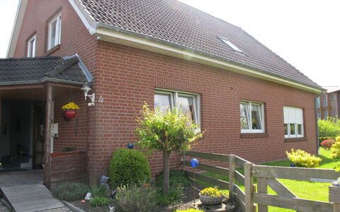 Hooksiel 607: Plante, Bygning, Ejendom, Vindue, Himmel, Dør, Blomst, Sommerhus, Hus, Træ