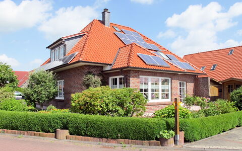 Marianne: Sky, Plante, Himmel, Bygning, Vindue, Land Lot, Urban Design, Græs, Hus, Boligområde