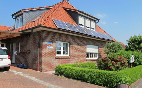 Marianne: Himmel, Plante, Bygning, Vindue, Hus, Hjul, Vejbelægning, Sommerhus