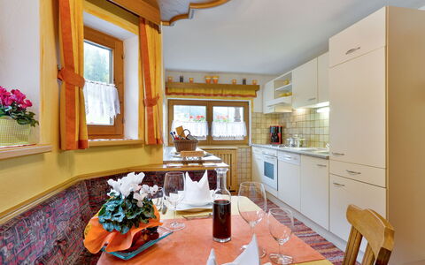 Comfortappart Eberharter: Værelse, Ejendom, Bygning, Indretning, Møbel, Ejendom, Hus, Gul, Stue, Loft