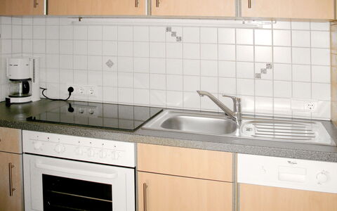 Moidl: Håndvask, Køkkenvask, Countertop, Køkken, Flise, Cabinetry, Ejendom, Værelse, Møbel, Komfur