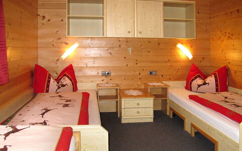 Moidl: Værelse, Møbel, Indretning, Soveværelse, Seng, Bygning, Hus, Bord, Etage, Bed Frame
