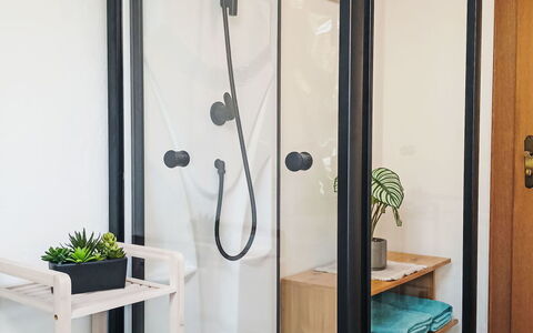 Maiklerhof: Indretning, Badeværelse, Sanitærarmatur, Vvs, Værelse, Bruser Dør, Glas, Flise, Toilet