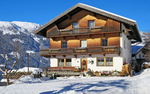 Maiklerhof: Sne, Ejendom, Vinter, Hus, Hjem, Bjerglandsby, Bygning, Ejendom, Bjerg, Skisportssted