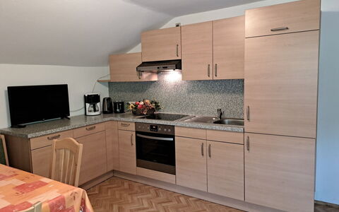 Maiklerhof: Cabinetry, Countertop, Håndvask, Ejendom, Møbel, Tap, Komfur, Køkkenvask, Bygning, Køkken Apparat