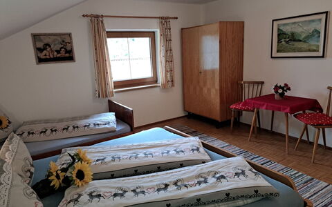 Maiklerhof: Billedramme, Ejendom, Møbel, Vindue, Azure, Træ, Textile, Indretning, Gulvbelægning, Arkitektur