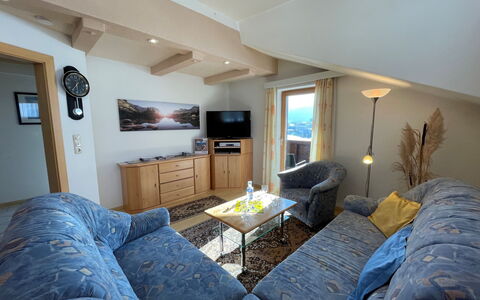 Fill: Billedramme, Møbel, Komfort, Television, Bord, Couch, Bygning, Træ, Lampe, Belysning