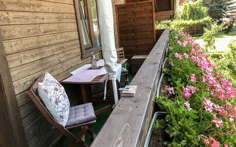 Haus Grazia: Blomst, Plante, Ejendom, Bygning, Vindue, Træ, Græs, Bunddække, Landskab, Kronblad