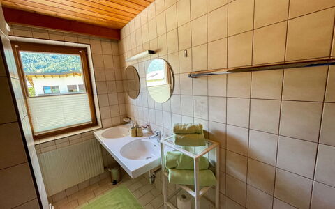 Haus Grazia: Tap, Sanitærarmatur, Spejl, Ejendom, Håndvask, Bygning, Badeværelsesvask, Badeværelse, Etage, Vindue