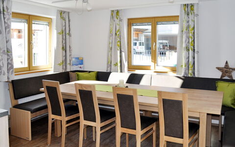 Schönblick: Værelse, Møbel, Spisestue, Ejendom, Bord, Bygning, Indretning, Etage, Hus, Stol