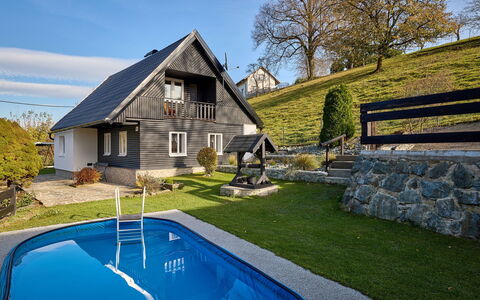 Leisure Lounge & Pool: Hus, Tag, Hjem, Sommerhus, Boligområde, Lawn, Stuehus, Have, Gård, Estate