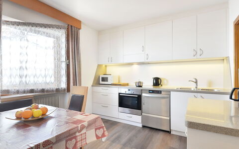 Kostner: Indretning, Møbel, Gulvbelægning, Køkken, Træ, Etage, Loft, Countertop, Værelse, Cabinetry