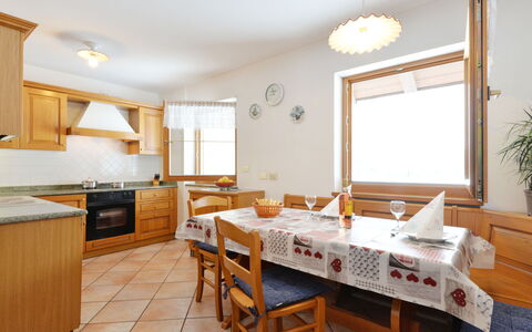 Campitello 632: Bord, Møbel, Ejendom, Vindue, Cabinetry, Plante, Træ, Indretning, Køkken, Belysning