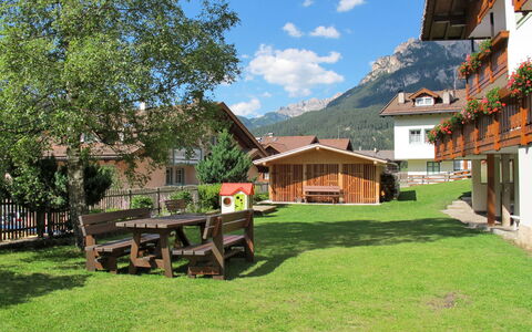 Campitello 634: Plante, Himmel, Bygning, Sky, Ejendom, Træ, Natur, Naturlige Landskab, Udendørs Bench, Træ