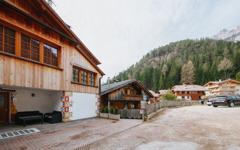 Mantel: Himmel, Ejendom, Bjerg, Bygning, Træ, Vindue, Træ, Hus, Sky, Vejbelægning