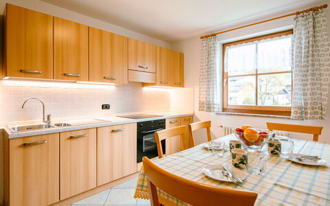 Trottner: Cabinetry, Møbel, Ejendom, Countertop, Køkkenvask, Håndvask, Bord, Bygning, Vindue, Køkken