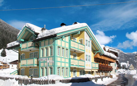 Spinel: Sne, Vinter, Bjerg, Hus, Bjergrige Landskabsformer, Ejendom, Hill Station, Bjergkæde, Himmel, Hjem