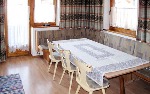 Josef: Værelse, Møbel, Ejendom, Bord, Etage, Hus, Bygning, Indretning, Spisestue, Dug