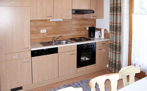 Josef: Værelse, Møbel, Cabinetry, Ejendom, Køkken, Countertop, Indretning, Bygning, Komfur, Hus