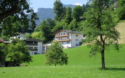 Mayrhofen 853: Plante, Bygning, Himmel, Daytime, Ejendom, Vindue, Træ, Urban Design, Kvarter, Ejerlejlighed