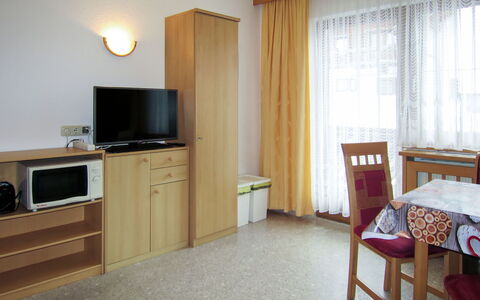 Beate: Værelse, Møbel, Ejendom, Indretning, Etage, Bygning, Væg, Cabinetry, Hus, Ejendom