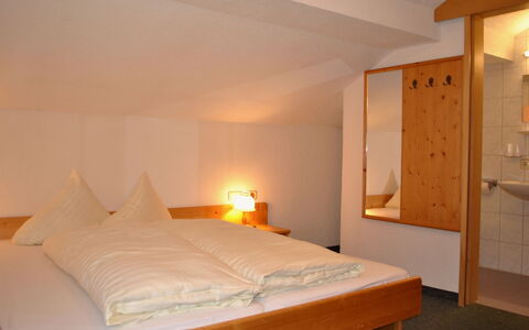 Gaugg: Ejendom, Møbel, Komfort, Træ, Textile, Bed Frame, Orange, Seng, Indretning, Arkitektur