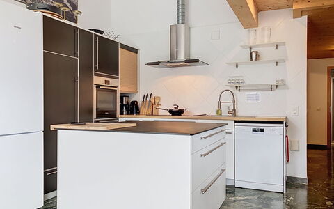 Les Cimes: Køkken, Køkken Apparat, Countertop, Gulvbelægning, Cabinetry, Møbel, Indretning, Større Bandage, Træ, Etage