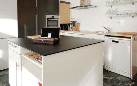 Les Cimes: Countertop, Cabinetry, Ejendom, Køkken, Komfur, Køkken Apparat, Produkt, Husholdningsapparat, Træ, Indretning