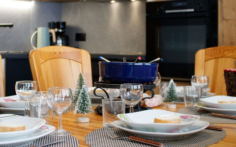 Siviez-Nendaz 649: Bordservice, Møbel, Serveware, Bord, Mad, Tallerkner, Plade, Drinkware, Stol