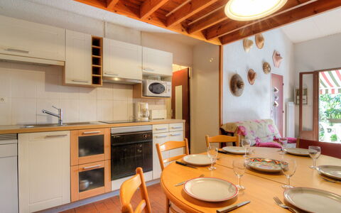 Juncades: Ejendom, Værelse, Bygning, Møbel, Indretning, Køkken, Loft, Countertop, Cabinetry, Hus