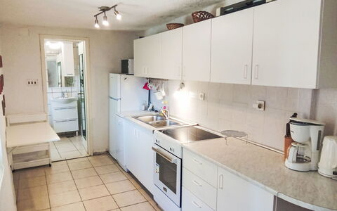N&M: Køkken, Countertop, Køkken Apparat, Gulvbelægning, Cabinetry, Større Bandage, Etage, Træ, Indretning, Køkkenvask