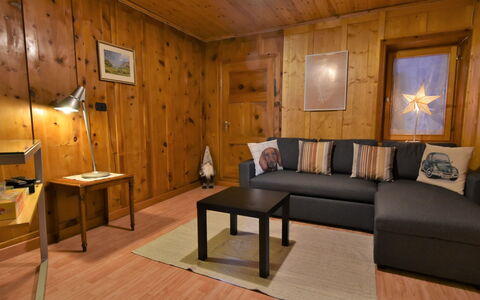 Trepalle: Bord, Møbel, Couch, Ejendom, Bygning, Træ, Belysning, Komfort, Studio Couch, Indretning