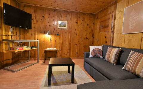 Trepalle: Bord, Ejendom, Møbel, Couch, Bygning, Træ, Indretning, Arkitektur, Komfort, Etage