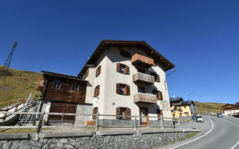 Trepalle: Himmel, Bygning, Vindue, Hus, Hældning, Træ, Facade, Landskab, Tag, Asfalt