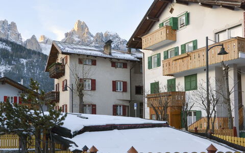Pozza di Fassa 651: Bygning, Himmel, Ejendom, Sne, Vindue, Bjerg, Hus, Kvarter, Sky, Fryser